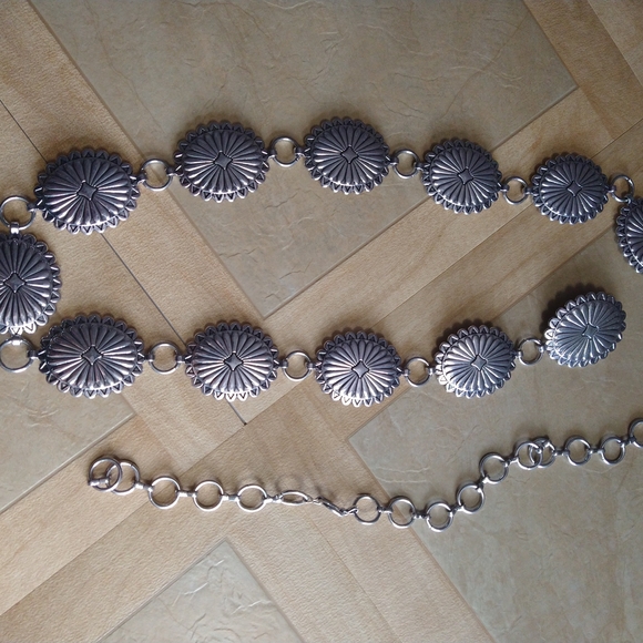 XL 16/18 Silver Metal Concho Adjustable Belt - Picture 5 of 6